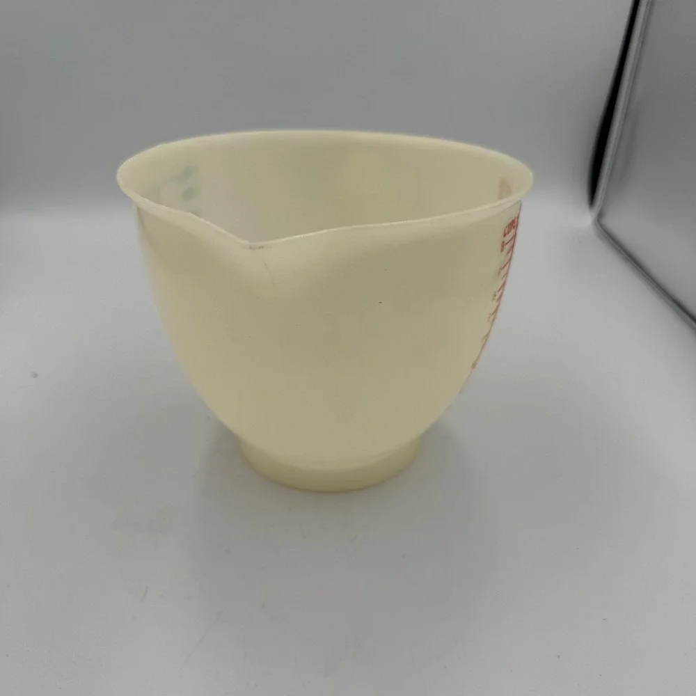 Tupperware Vintage Mix-N-Stor 8 Cup 2 Liter Measuring Pitcher Cream 1243
